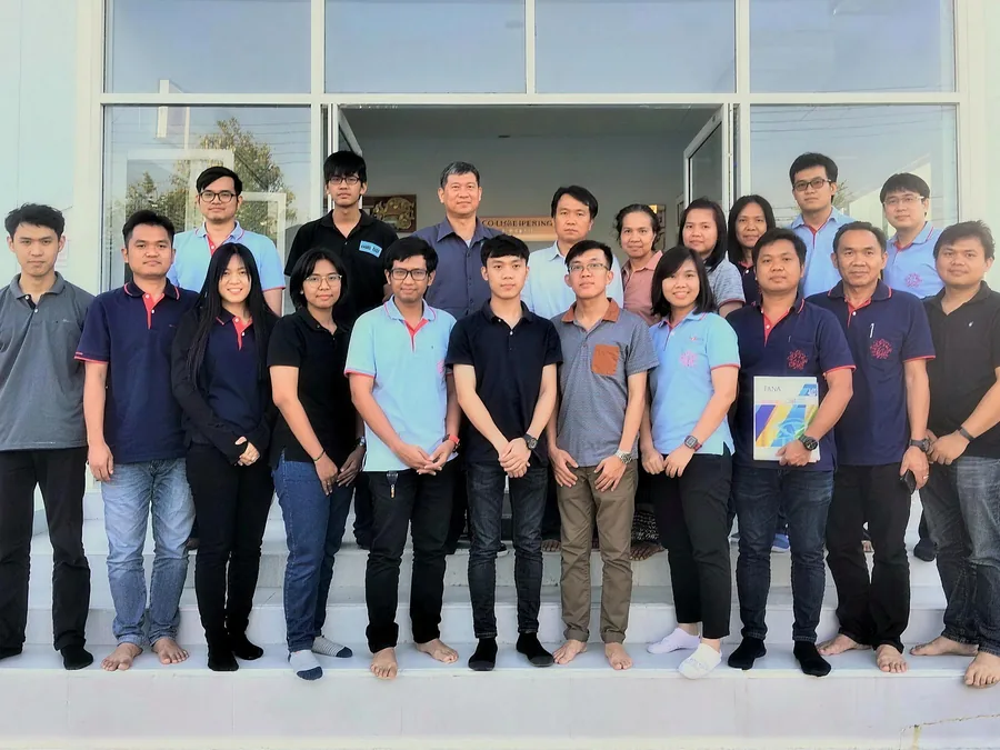 ภาพหมู่พนักงาน CG Engineering ที่หน้าทางเข้าสำนักงานใหญ่
